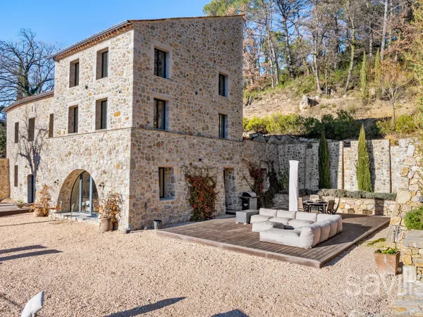 Une Bastide du XVI siècle entièrement rénovée avec goût, offrant une luminosité exceptionnelle 