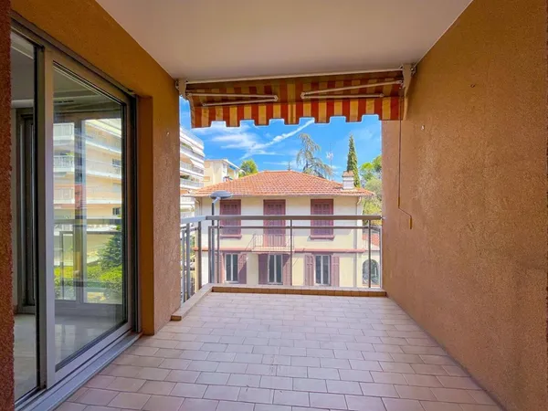 CANNES - QUARTIER DES ANGLAIS - 2 PIECES - TERRASSE - CAVE - STATIONNEMENT 