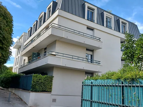 Chambre dans appartement meublé 4 pièces en colocation étudiante à Noisy-le-Grand 