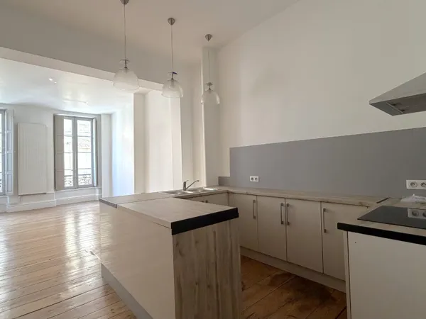 AGEN HYPER CENTRE - Appartement caractère de type 4 d'une surface habitable de 125m² quartier 