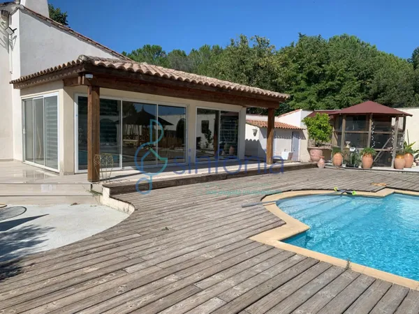 Propriété d'exception avec dépendance et piscine à Manduel 