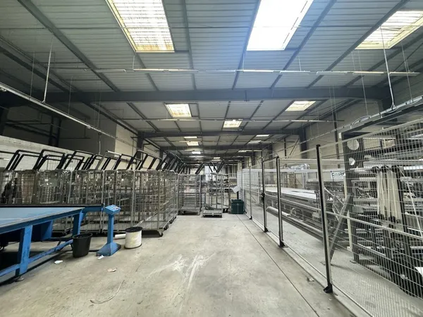 Locaux d'activité - A LOUER - 5 752 m² divisibles à partir de 1 233 m² 