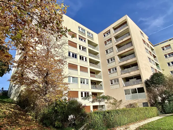 TALANT proche CLINIQUE : T 2 en dernier étage avec balcon 