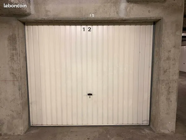 Garage avec électricité, proche de la gare 