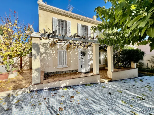 SIX-FOURS-LES-PLAGES, VILLA T6 AVEC GARAGE ET DEPENDANCE 