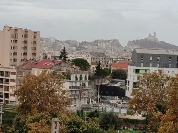 Appartement T3 € 42 m² ? Vue dégagée, parking ? Marseille 4€ 