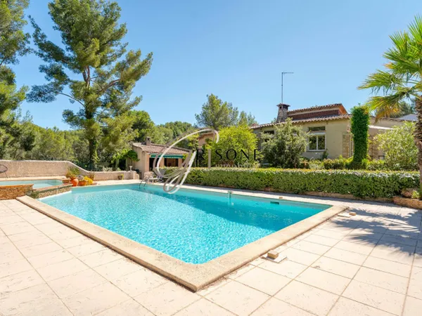 Villa d'architecte de plain-pied de 235 m² à Sanary-sur-Mer 