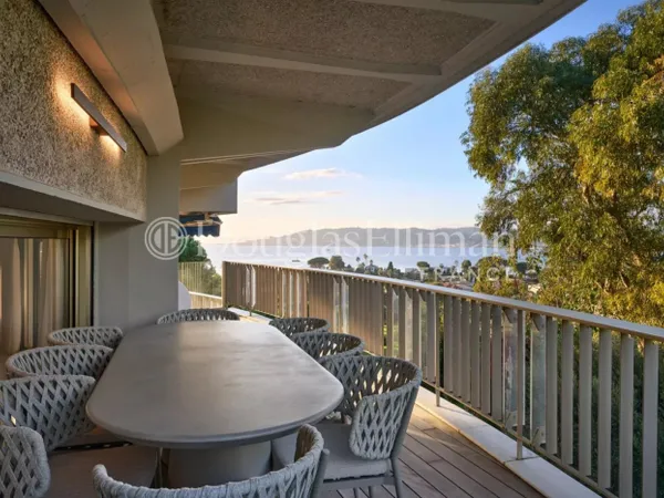 CAP D'ANTIBES - Appartement style villa, rénové, 5 chambres, vue 