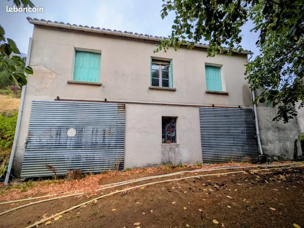 Maison de 100m2 et dépendance de 350m2 environ 