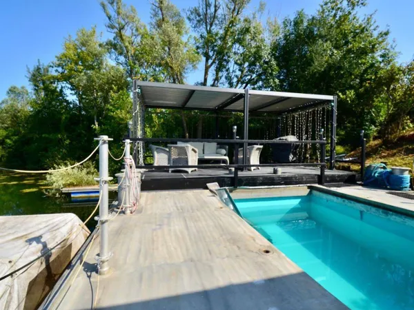Péniche 4 pièces 184 m² 