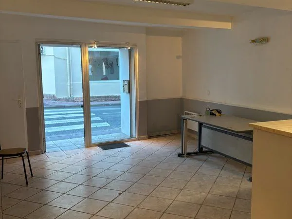 Immobilier professionnel Location Le Luc  65m² 650€