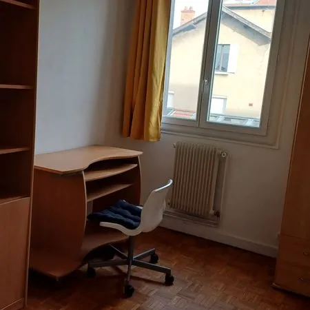 Une chambre d'étudiante dans colocation d'étudiantes 