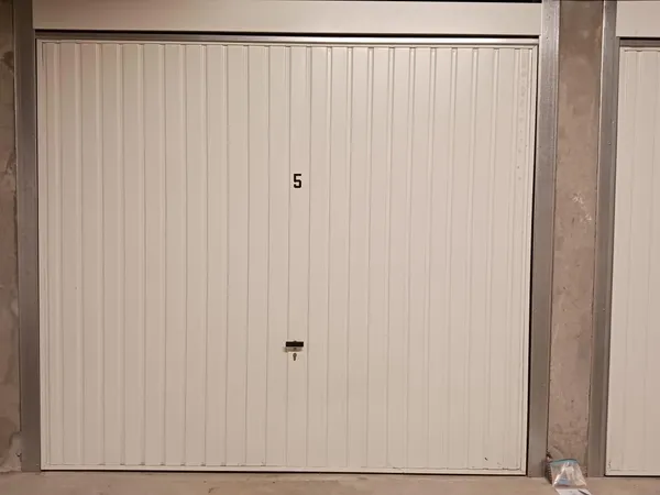 A louer garage fermé dans copropriété sécurisé à CHAMBERY 