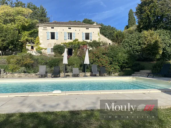 CHARMANTE QUERCYNOISE AVEC PISCINE ET GRANGE 