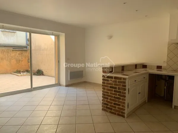 Maison de village deux chambres de 90m2 avec terrasse en centre ville COURTHEZON 