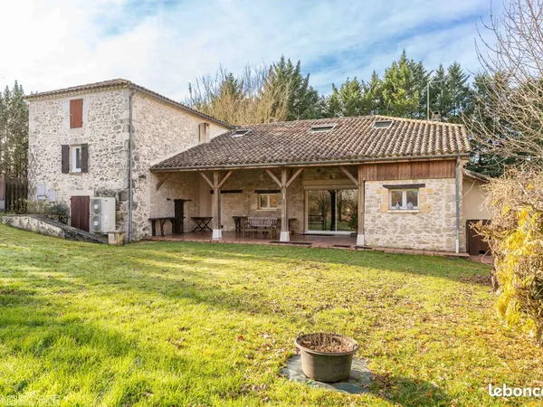 Propriété 8 pièces 196 m² 