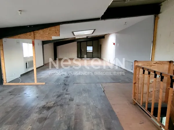 À SOUS-LOUER: Cellule brute de 146 m² à l'étage Cour Cheverny 