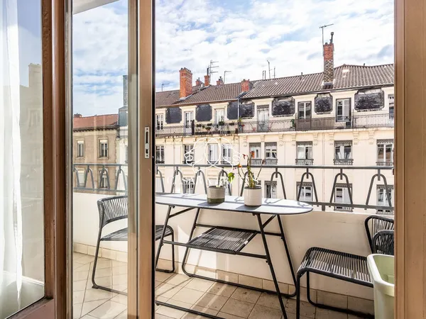 LYON 7 - Bel appartement 5 pièces avec balcon 