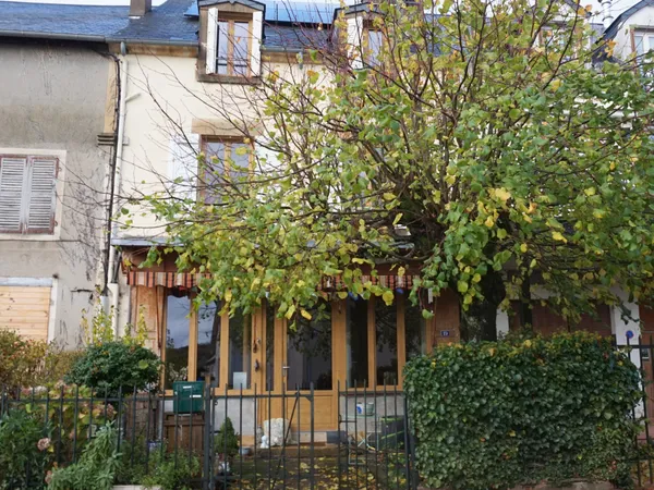 Maison de village mitoyenne de 7 pièces, 117 m2, avec cours, 