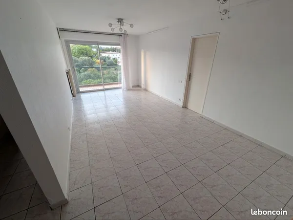 Appartement non meublé 2 pieces spacieux a antibes 