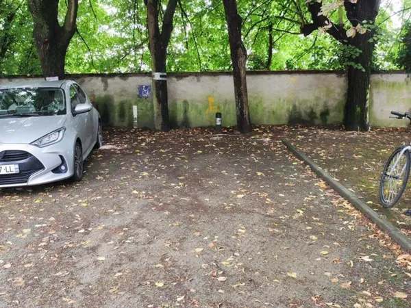 Villiers sur Marne : Grande place de parking (5 mètres x 7m) 
