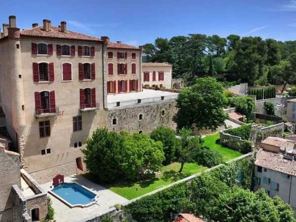 Maison 99 pièces 5000 m² 