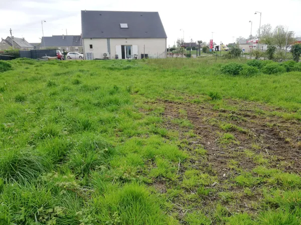 MANCHE 50 TERRAIN CONSTRUCTIBLE VIABILISE 718M² 