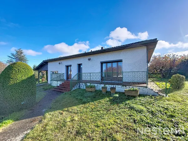 A Vendre Maison habitable de plain-pied avec trois chambres, un garage et un jardin clôturé 