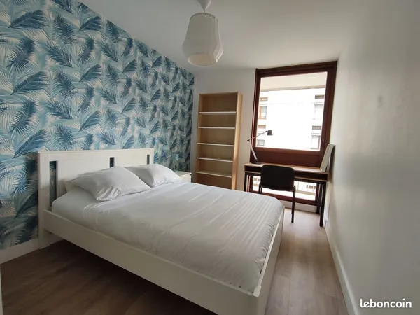 Chambre meublée Saint Cyr l'école avec grand lit 