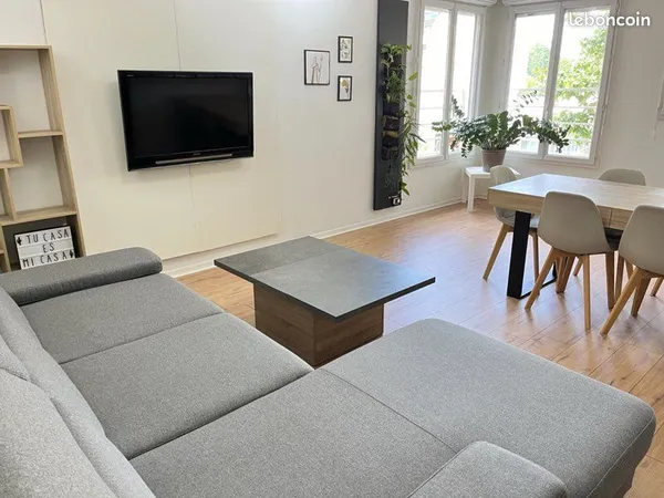 Appartement meublé rénové 55 m² avec parking et borne de recharge électrique 