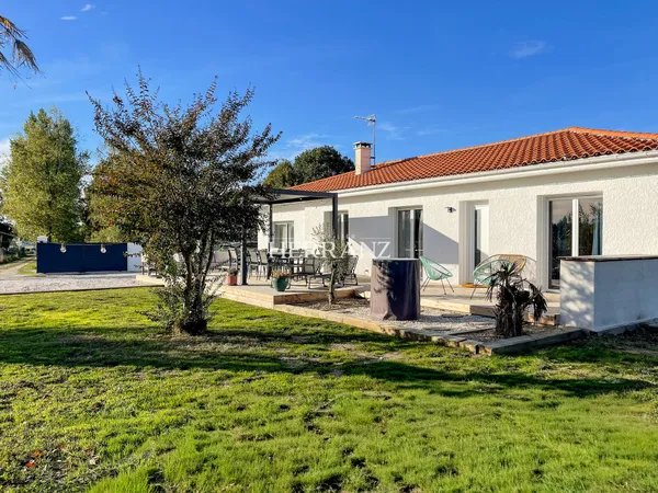 Maison avec terrasse et grand terrain à vendre à Yvrac, proc 
