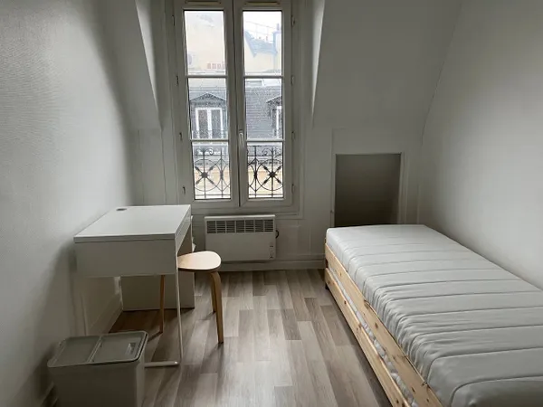 Loue chambre + pièce attenante avec SDB et toilettes privatives (6e étage sans ascenseur) 