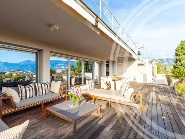 Villa paisible à Saint-Jean avec vues exceptionnelles, jardin et 