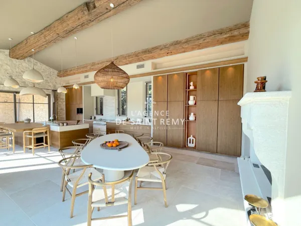 Maison en pierre avec vue panoramique sur les Alpilles Empla 