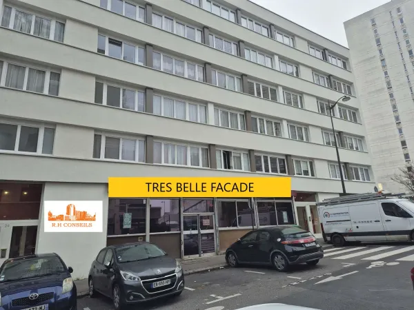 LOCAL - BUREAUX AVEC GRANDE FACADE SUR RUE 