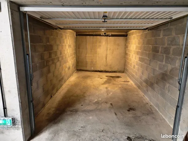 Location GARAGE BOX fermé, surface 15 m² 