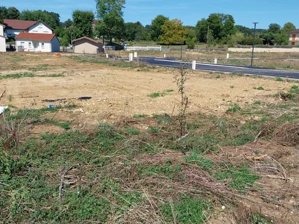 A vendre à Villereversure Terrain constructible et viabilisé 