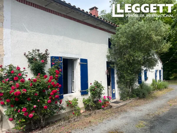 Propriété riveraine ! Une propriété de projet avec beaucoup de charme dans un bel emplacement. 