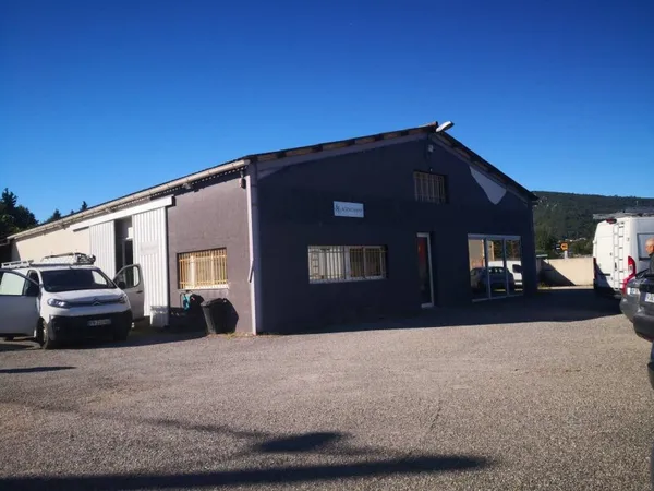 A louer Brignoles, local de 275 m2 avec 700 m2 de terrain .