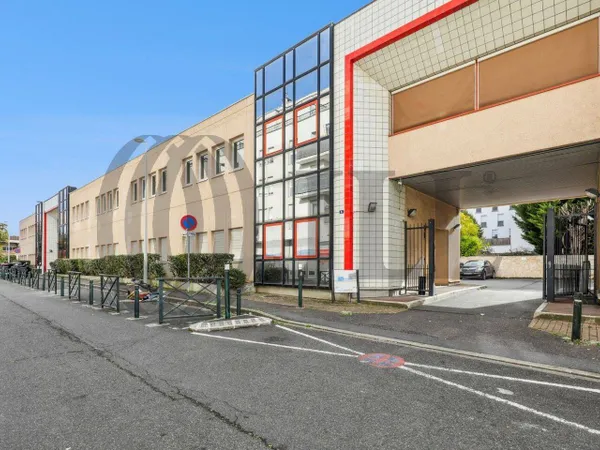 Local d'activité 767 m² 