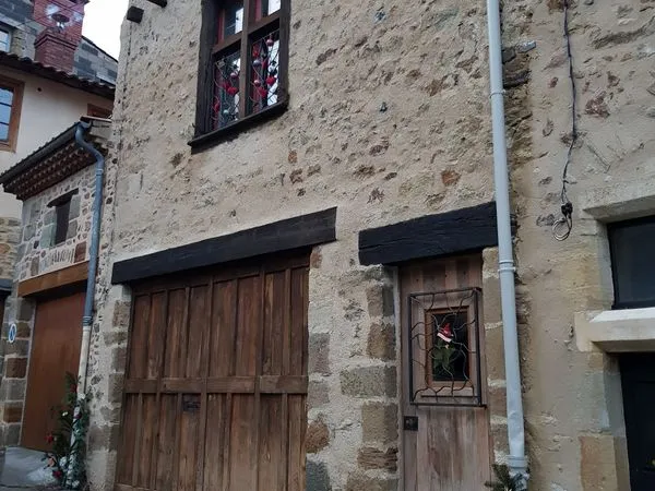 Maison de caractère meublée lumineuse et rénovée entièrement, type F2 avec garage, 2 bis Place 