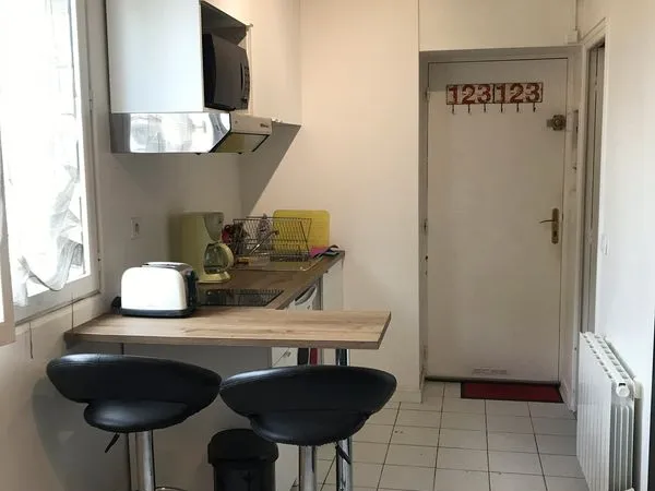 Lumineux studio meublé 50m RER C 