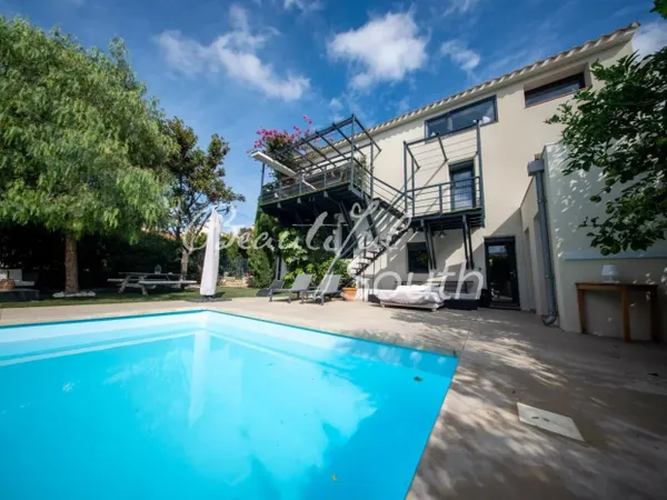 Maison d'architecte d'exception avec jardin paysagé et piscine. 