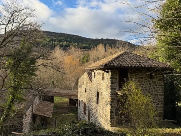Moulin en pierre du 14ème sur plus de 9000 m2 de terrain en 
