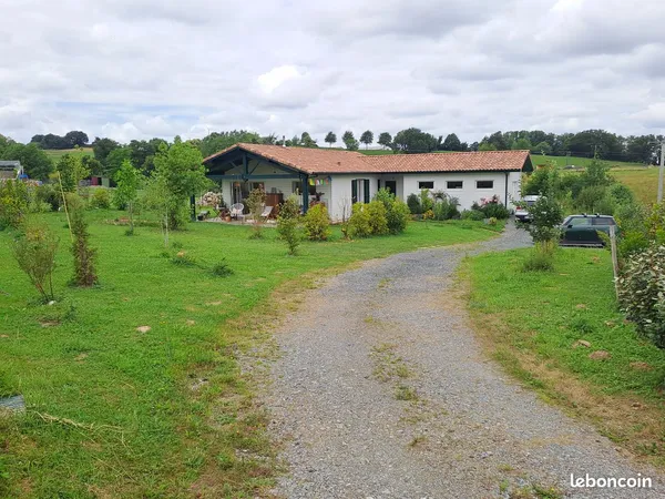 Maison sur terrain arboré à Guiche 