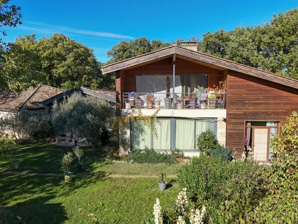Ancien corps de ferme du XIXe siècle rénové par architecte Charme, volumes et nature 