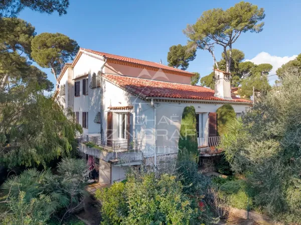 Élégante villa avec jardin bucolique au Cap d'Antibes 