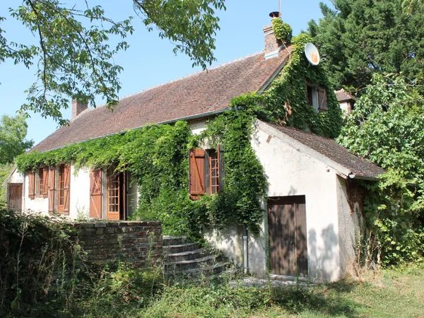 Cérilly - Maison spacieuse avec piscine chauffée sur 2699m2 de terrain. 