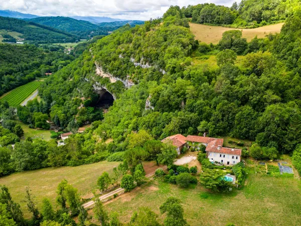 Domaine incluant une grotte naturelle 