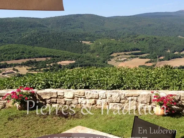 Luberon, propriété exceptionnelle avec vue panoramique et piscine en bordure de village 
